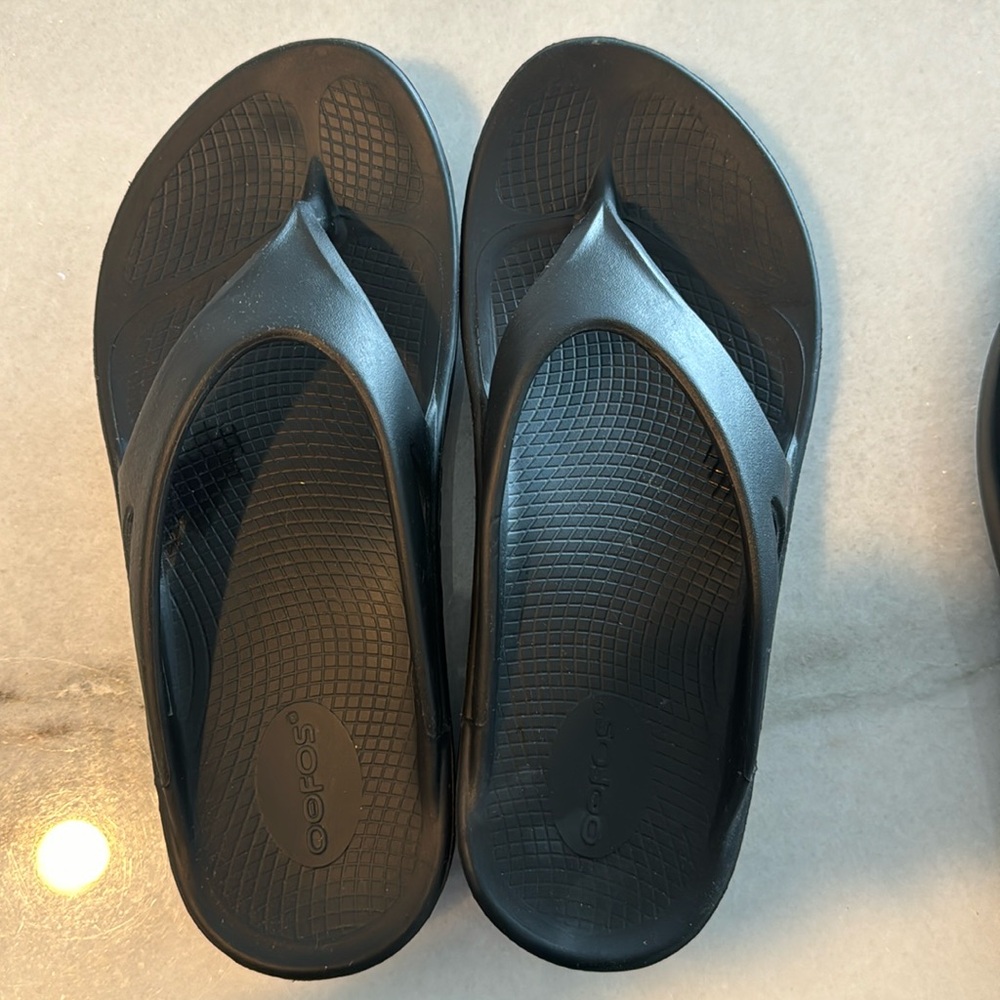 OOFOS matte black sandals with arch support womens 10 or men’s 7-9, EU 40